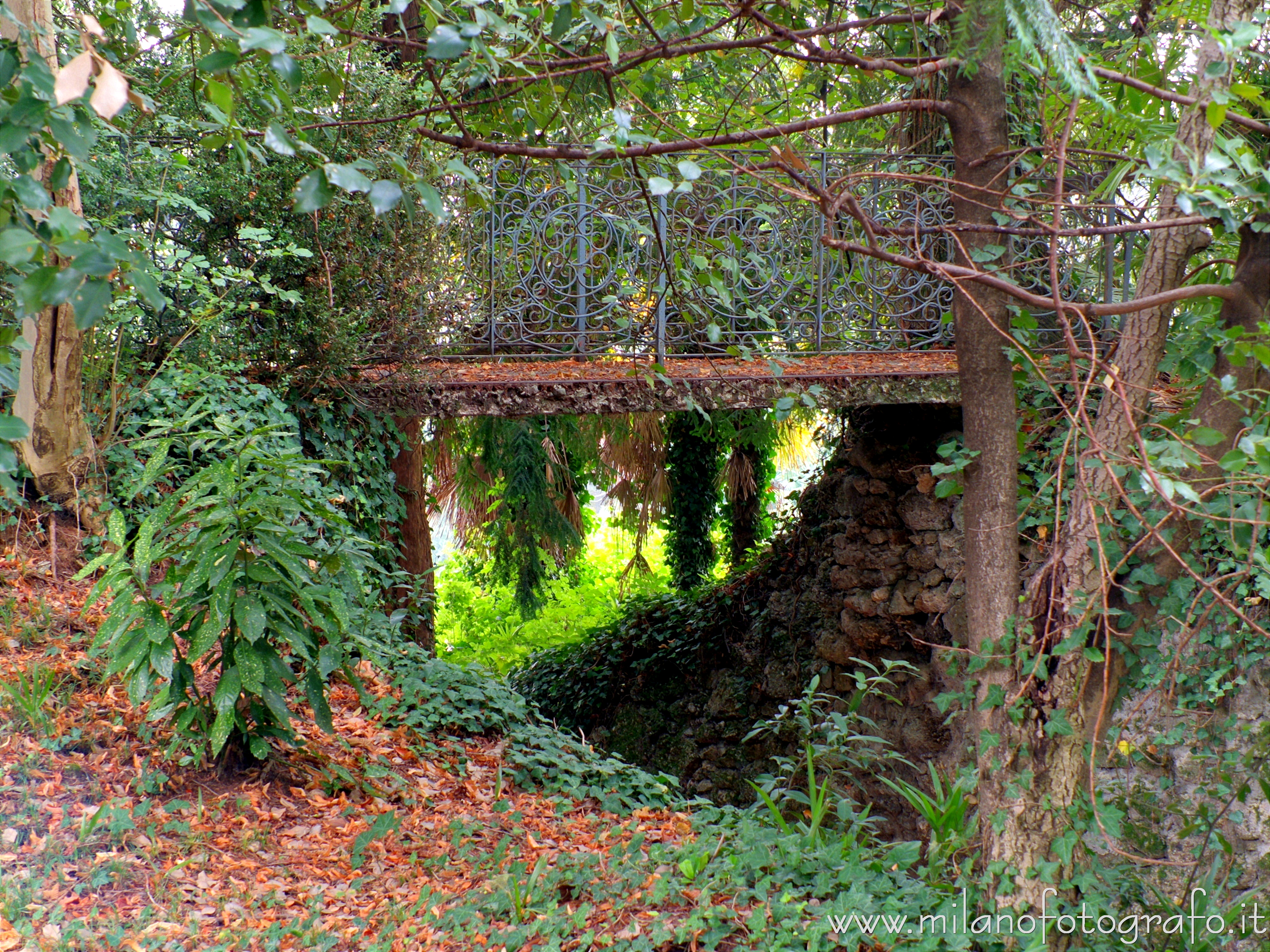 Sirtori (Lecco, Italy): Bridge with wrought iron balustrades in the park of Villa Besana - Sirtori (Lecco, Italy)