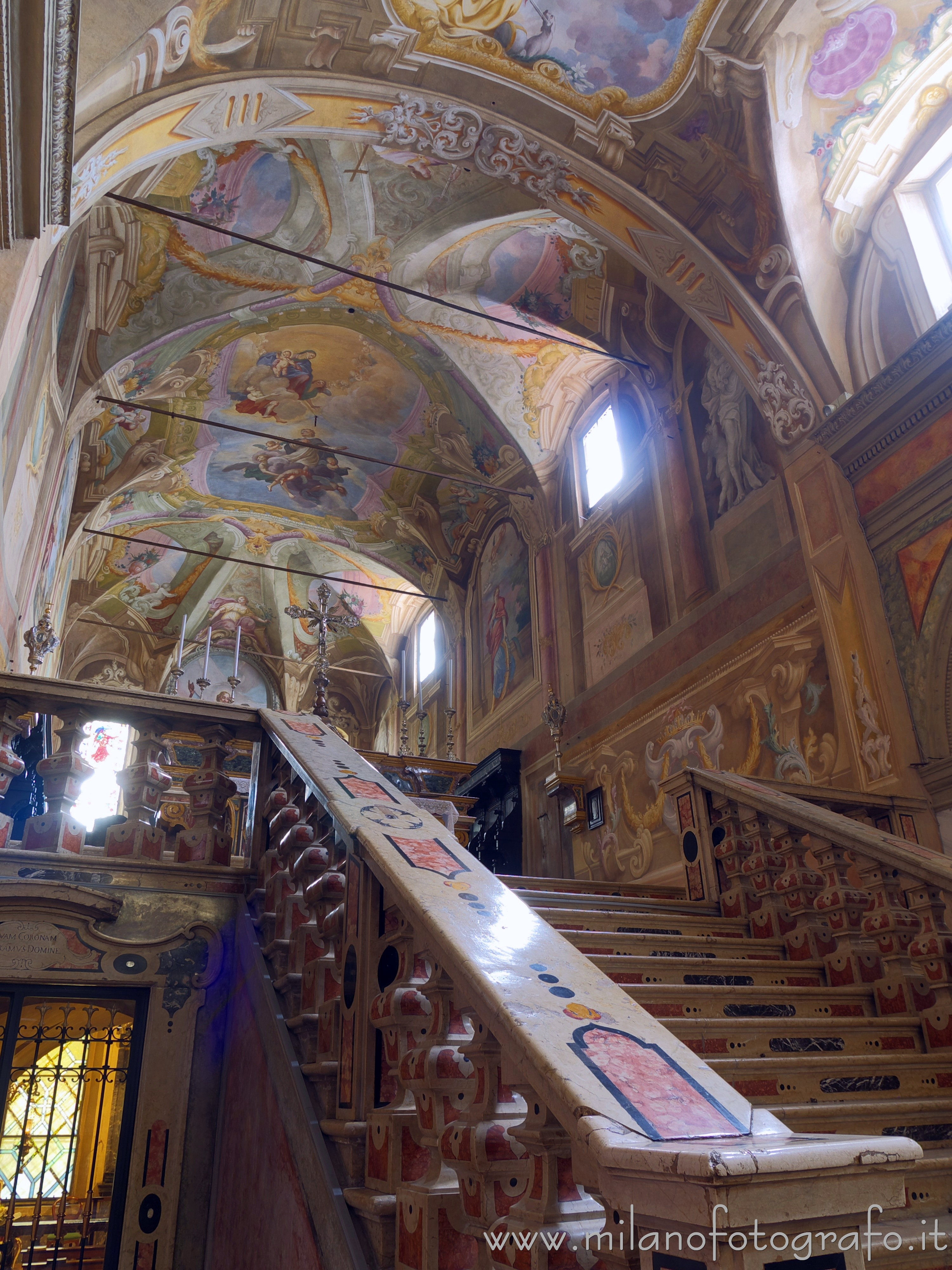 Soncino (Cremona, Italy): Stairs toward the presbytery of the Church of San Giacomo - Soncino (Cremona, Italy)