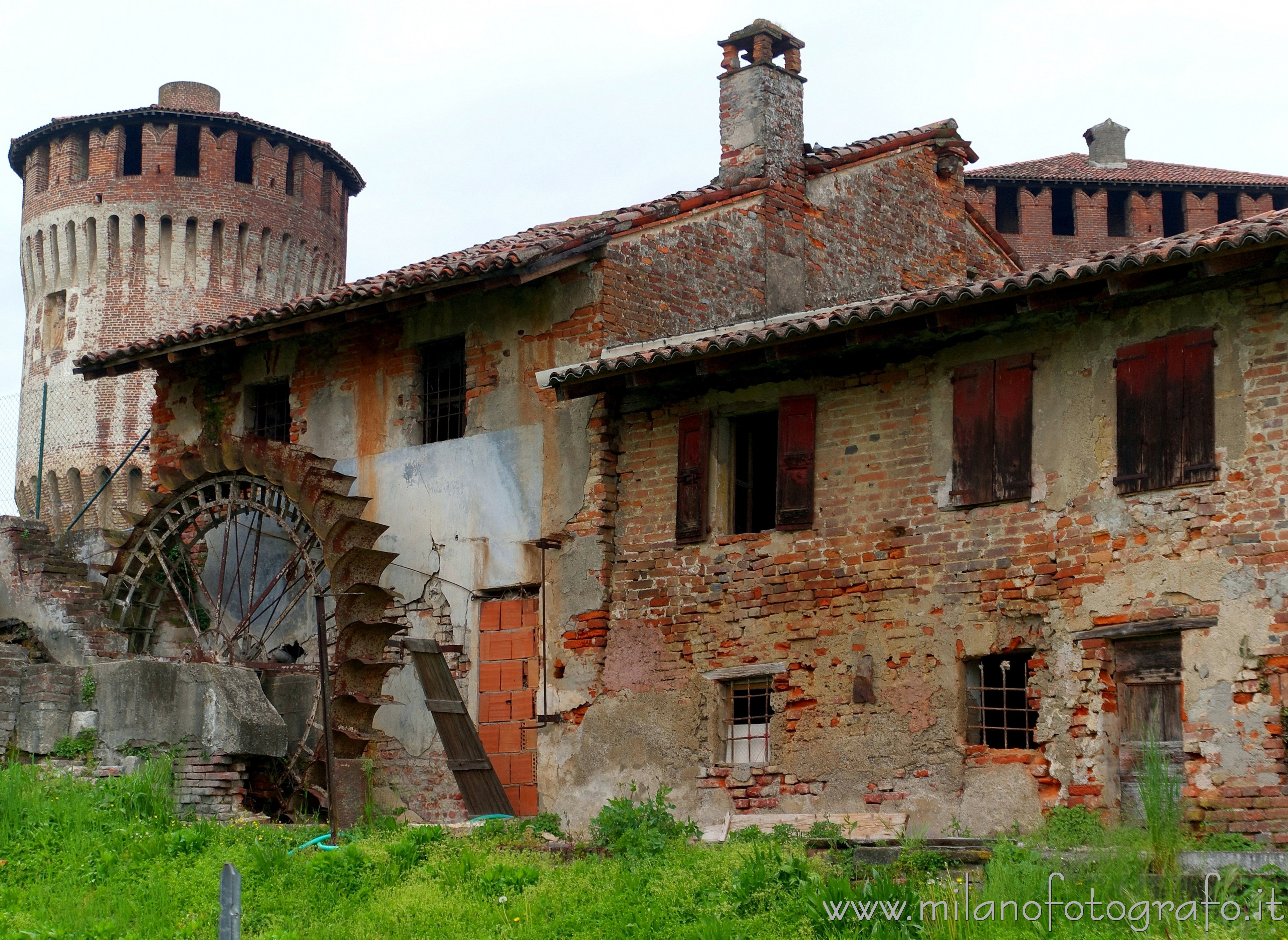 Soncino (Cremona, Italy): Old mill and two towers of the fortess of Soncino - Soncino (Cremona, Italy)