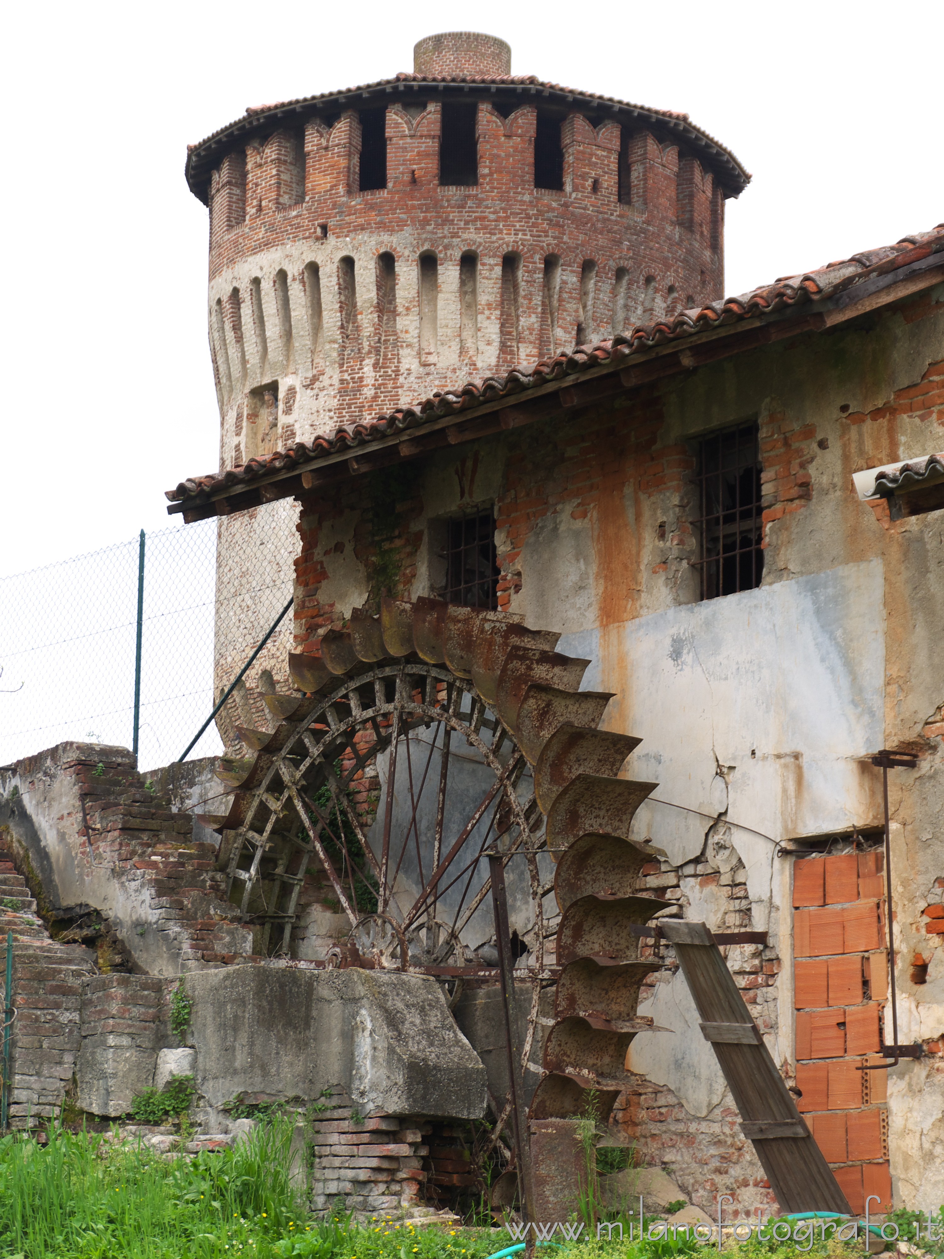 Soncino (Cremona, Italy): Ancient mill and one of the towers of the Fortess of Soncino - Soncino (Cremona, Italy)