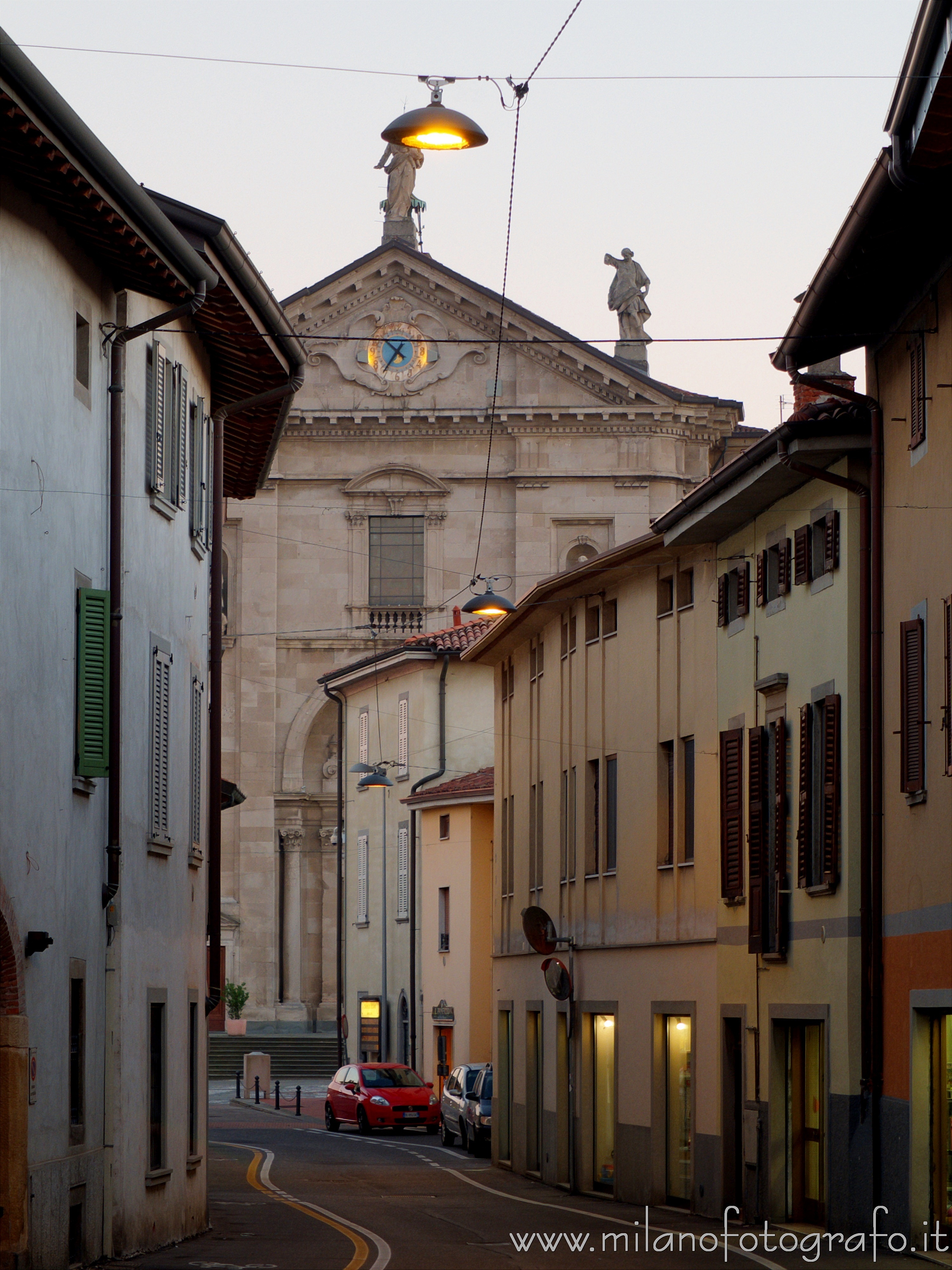 Urgnano (Bergamo): La Chiesa dei Santi Nazario e Celso in fondo alla strada all'imbrunire - Urgnano (Bergamo)