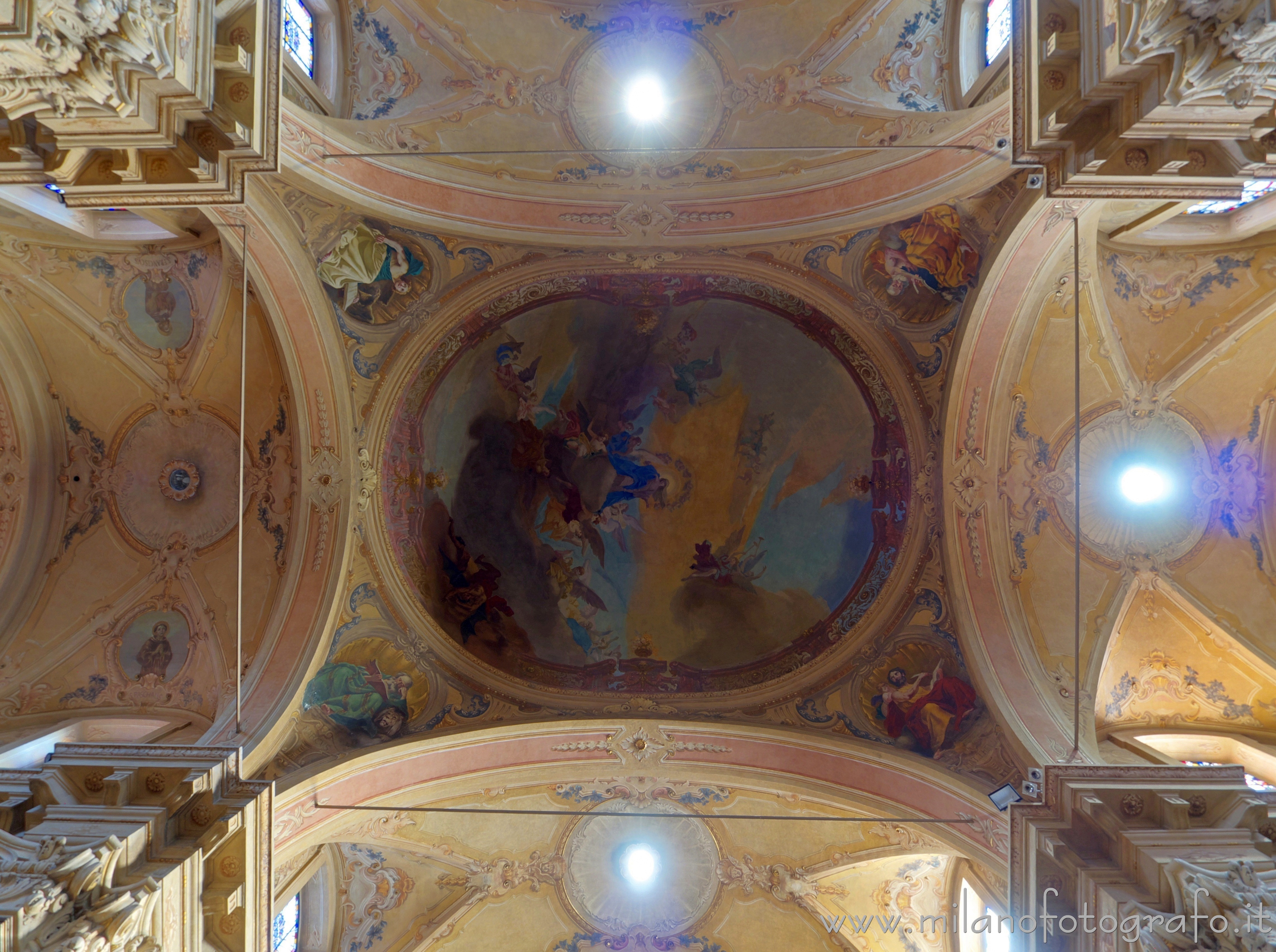 Vimercate (Monza e Brianza, Italy): Ceiling of the Sanctuary of the Blessed Virgin of the Rosary at the intersection of transept and naves - Vimercate (Monza e Brianza, Italy)