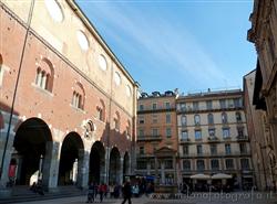 Piazza Mercanti in Milan:  Interesting details, villages of Milan