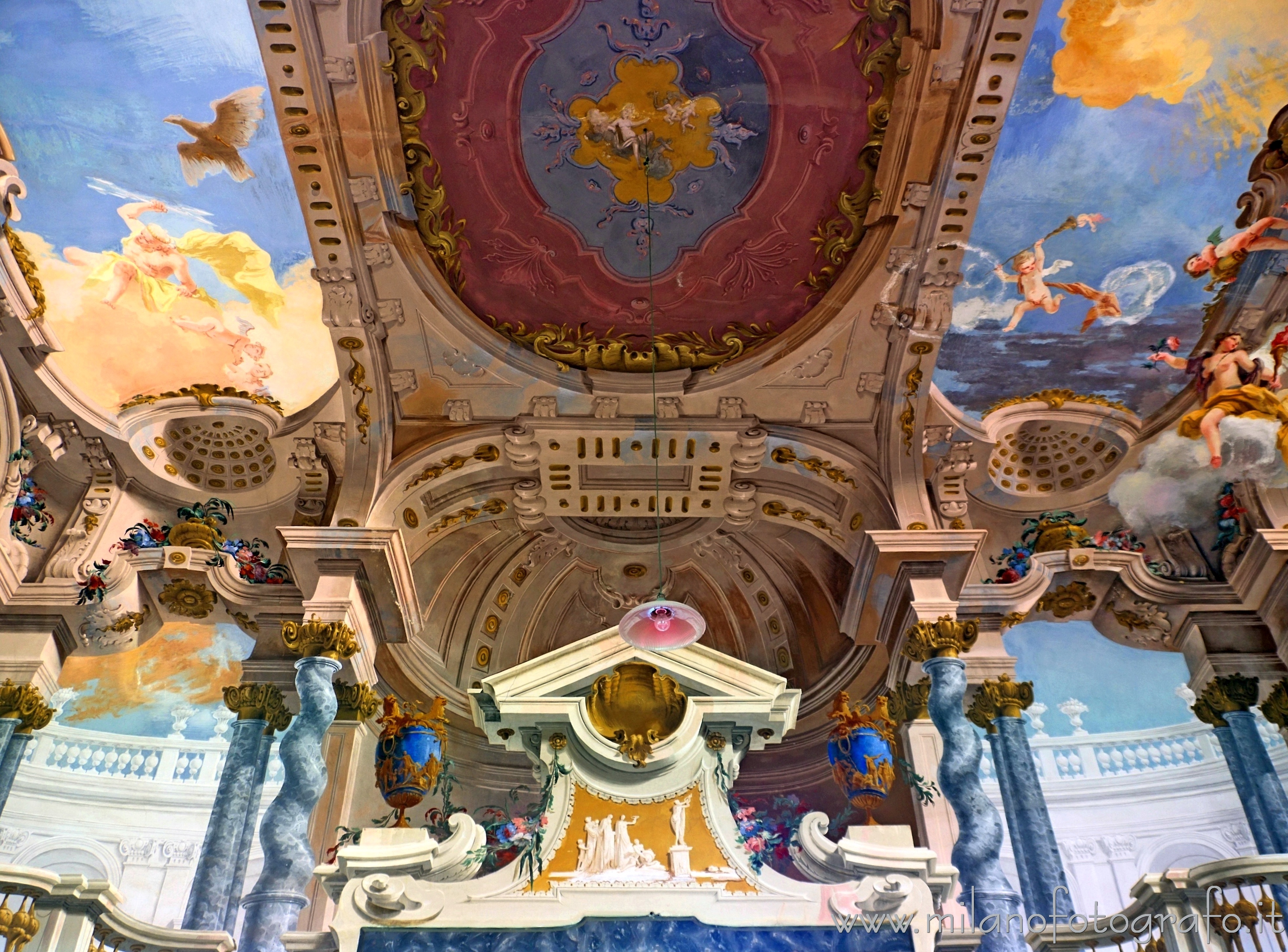 Trompe l'oeil architectural structures in the hall of Villa Arconati in ...